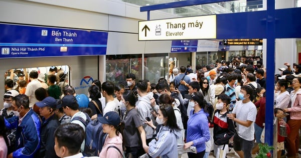 Biển người háo hức trải nghiệm tuyến metro số 1 trong ngày đầu mở cửa