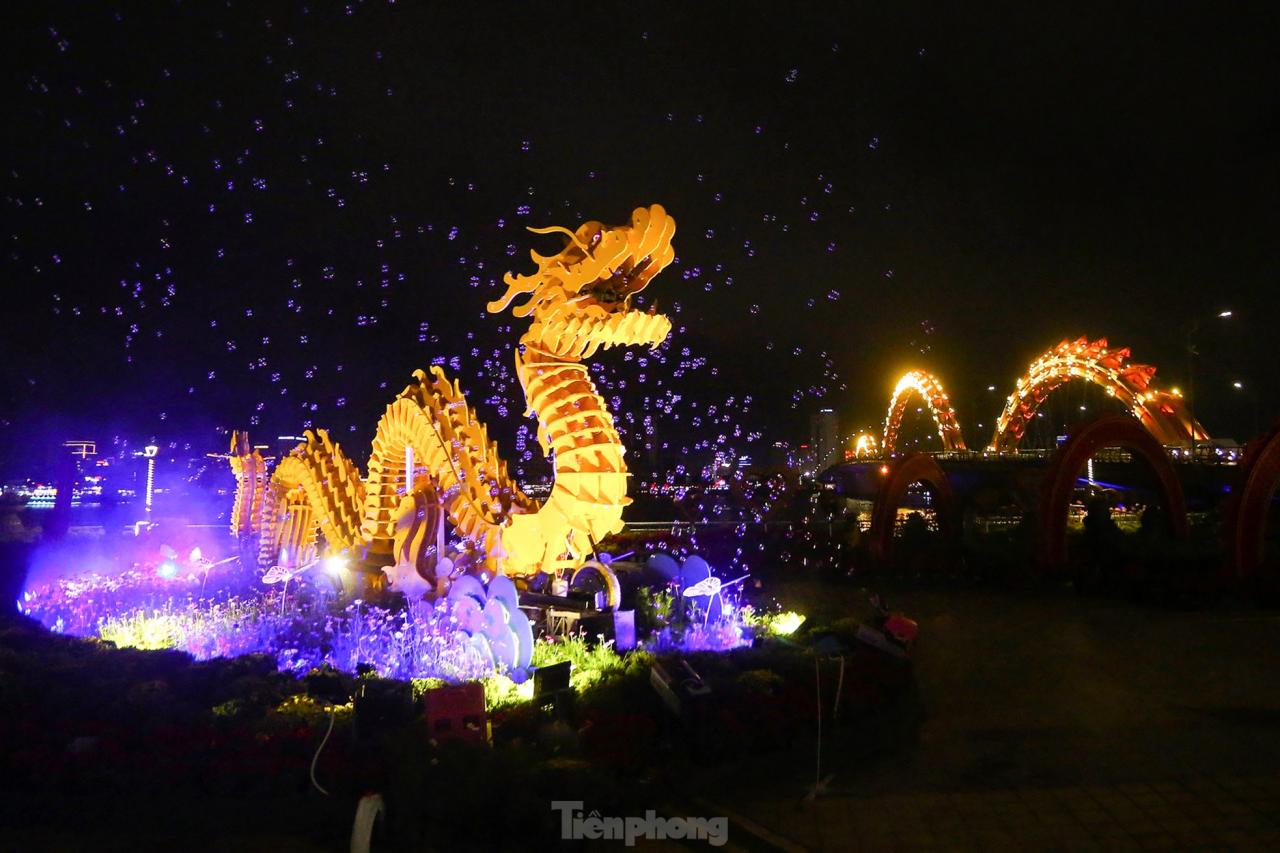 Multitudes de personas observan a la mascota del dragón de Da Nang 'rociar agua y escupir fuego' foto 3