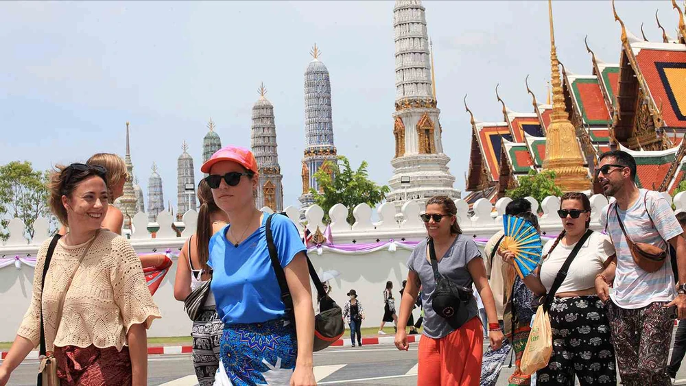 Китайские туристы посещают Королевский дворец Таиланда в 2023 году. Фото: BANGKOK POST