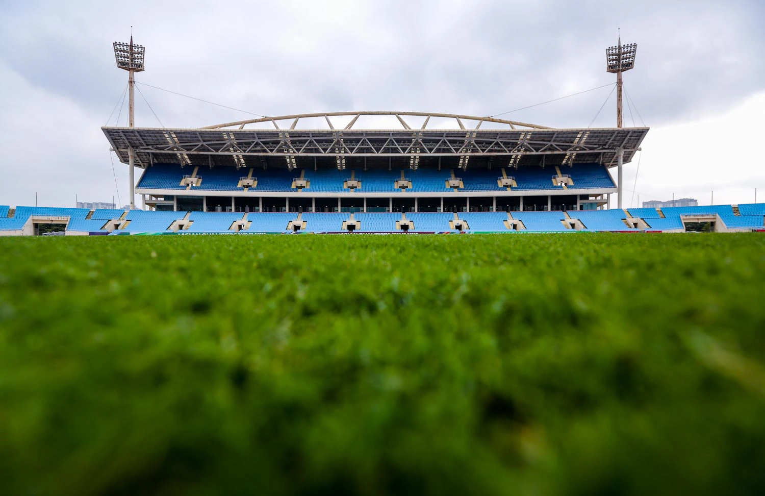 Le VFF vend des billets, gros plan du stade My Dinh avant d'accueillir la Russie et la Thaïlande