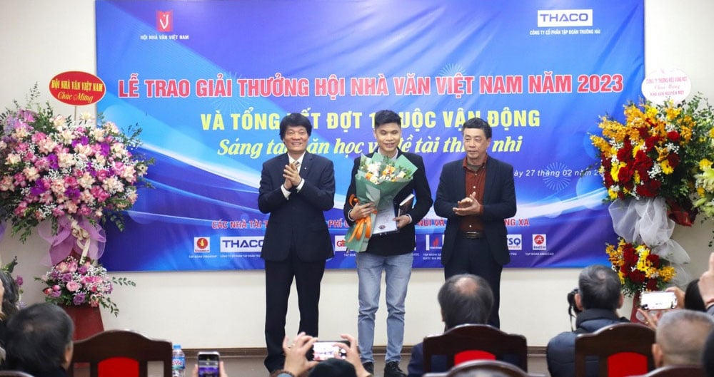 Nhà văn Đức Anh (giữa) nhận Giải thưởng Tác giả trẻ năm 2023 cho tác phẩm “Nhân sinh kép sống hai cuộc đời”