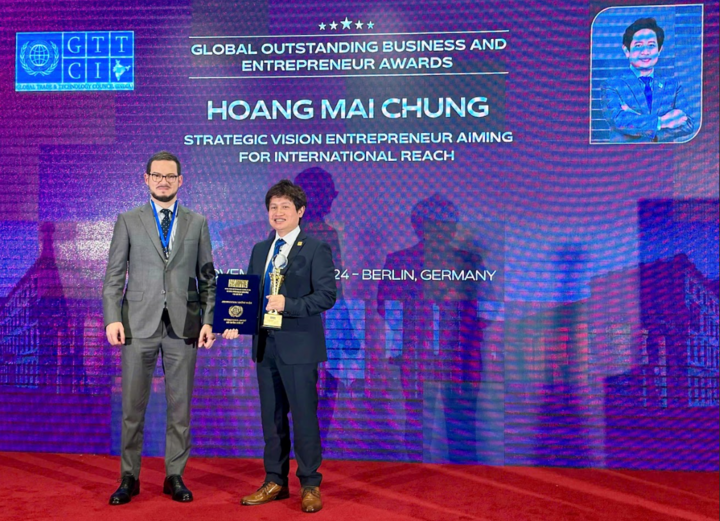 Le président Hoang Mai Chung a été honoré de recevoir le titre d'« Entrepreneur visionnaire international » lors du Sommet mondial sur la science et l'économie, organisé par le Conseil indien pour le commerce mondial et la technologie.