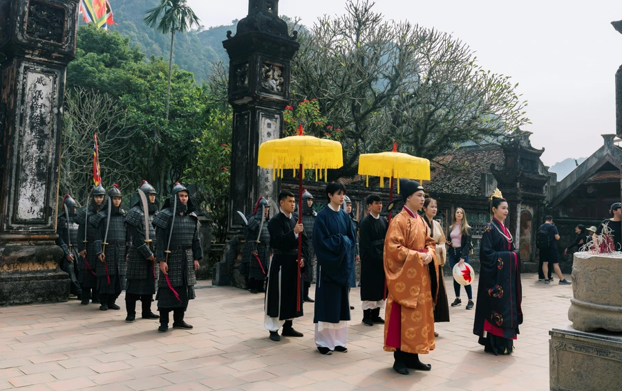 Llevando trajes antiguos vietnamitas al área del patrimonio