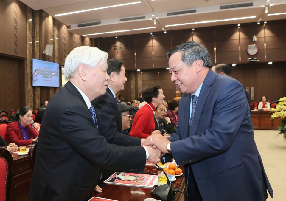 Der ständige stellvertretende Sekretär des Stadtparteikomitees, Nguyen Van Phong, und Delegierte nahmen an dem Treffen teil.