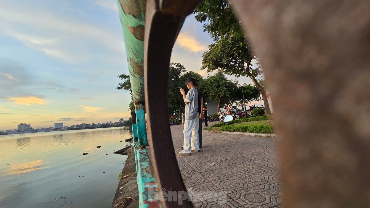 Viele Menschen strömen zum Westsee, um im Frühherbst in Hanoi den wunderschönen Sonnenuntergang zu erleben. Foto 11