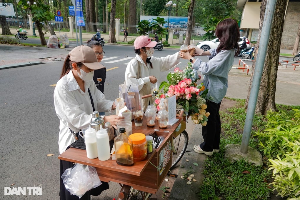 Bỏ vị trí quản lý, cô gái làm xe hoa cà phê kiếm 2 triệu đồng/ngày - 1