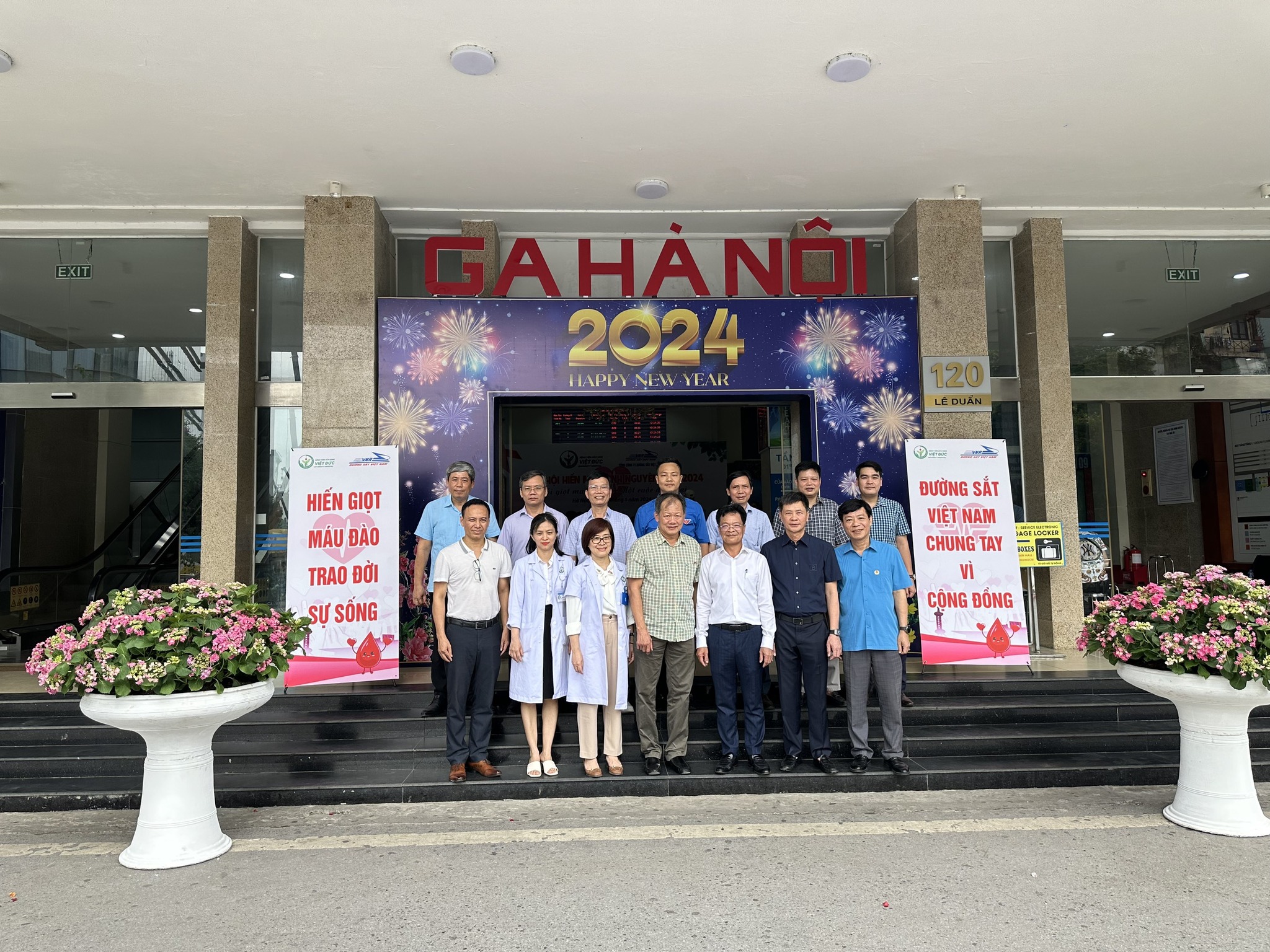 Nearly 300 employees of Hanoi Railways participate in the 2024 Voluntary Blood Donation Festival