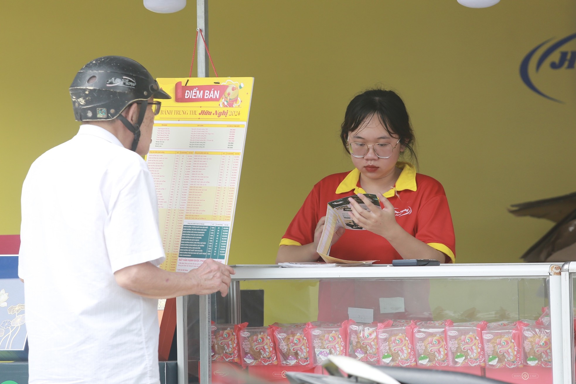 Moon cakes 'hit the streets' early, waiting for customers to buy photo 17