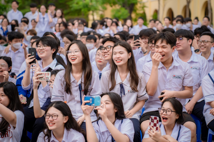 Học sinh trường THPT Thái Phiên, Hải Phòng, ghi lại màn biểu diễn của các thầy cô trên sân khấu lễ tổng kết năm học hôm 24/5. Ảnh: Trường THPT Thái Phiên