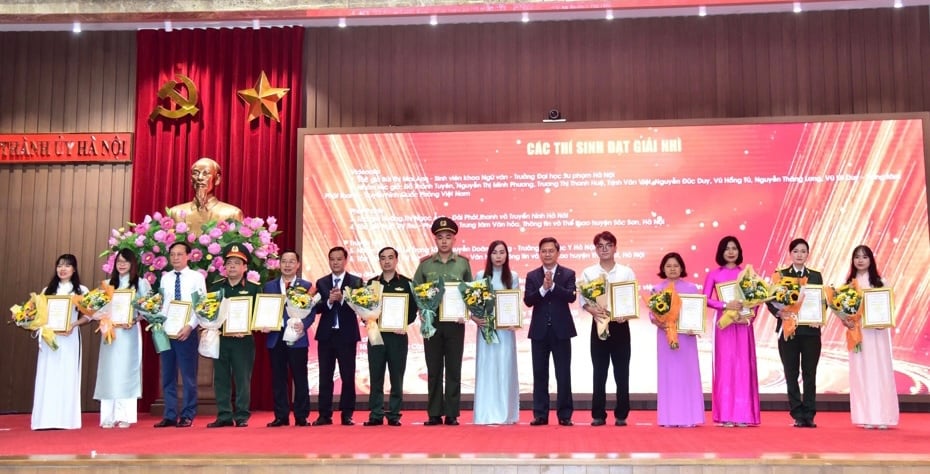 Le vice-président du Comité populaire de la ville, Ha Minh Hai, et le chef adjoint du bureau du Comité directeur central, Le Duc Canh, ont remis des fleurs et des certificats à 14 auteurs et groupes d'auteurs qui ont remporté le deuxième prix du concours.