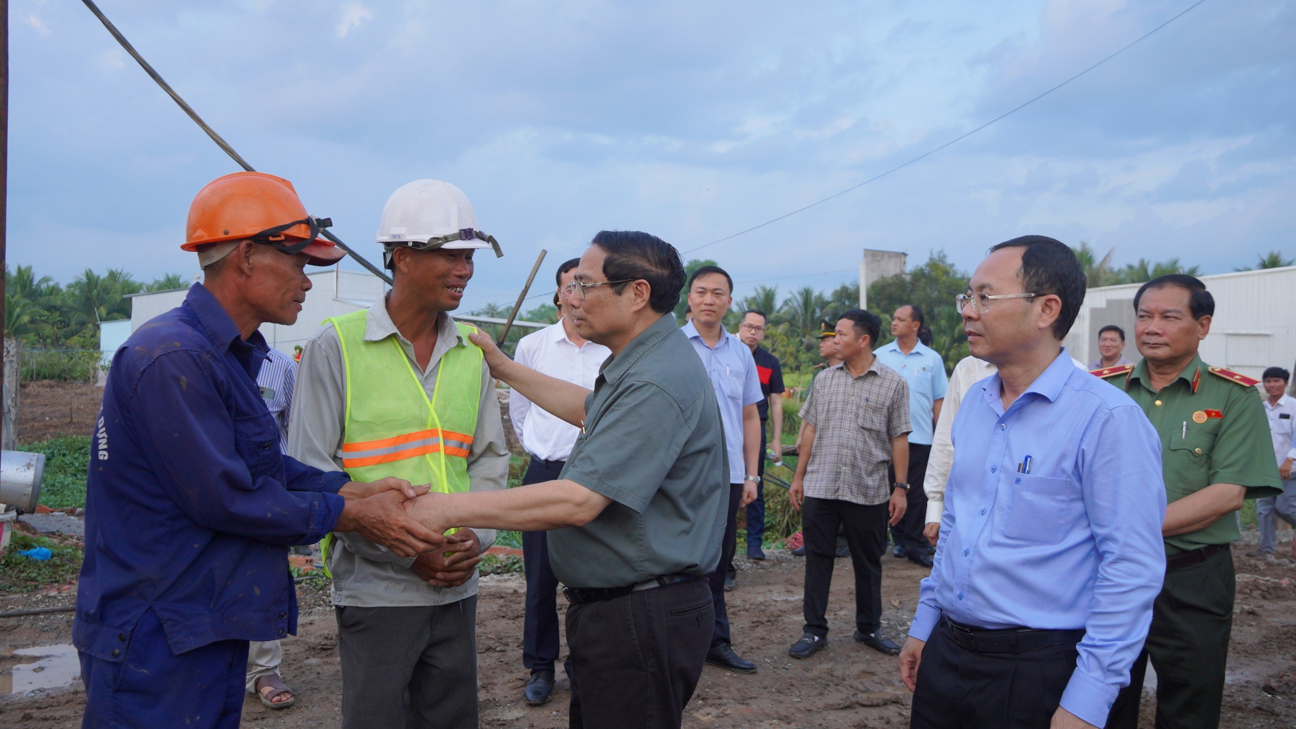 Thủ tướng Phạm Minh Chính khảo sát hiện trường dự án kè chống sạt lở khẩn cấp ở Cần Thơ- Ảnh 3.