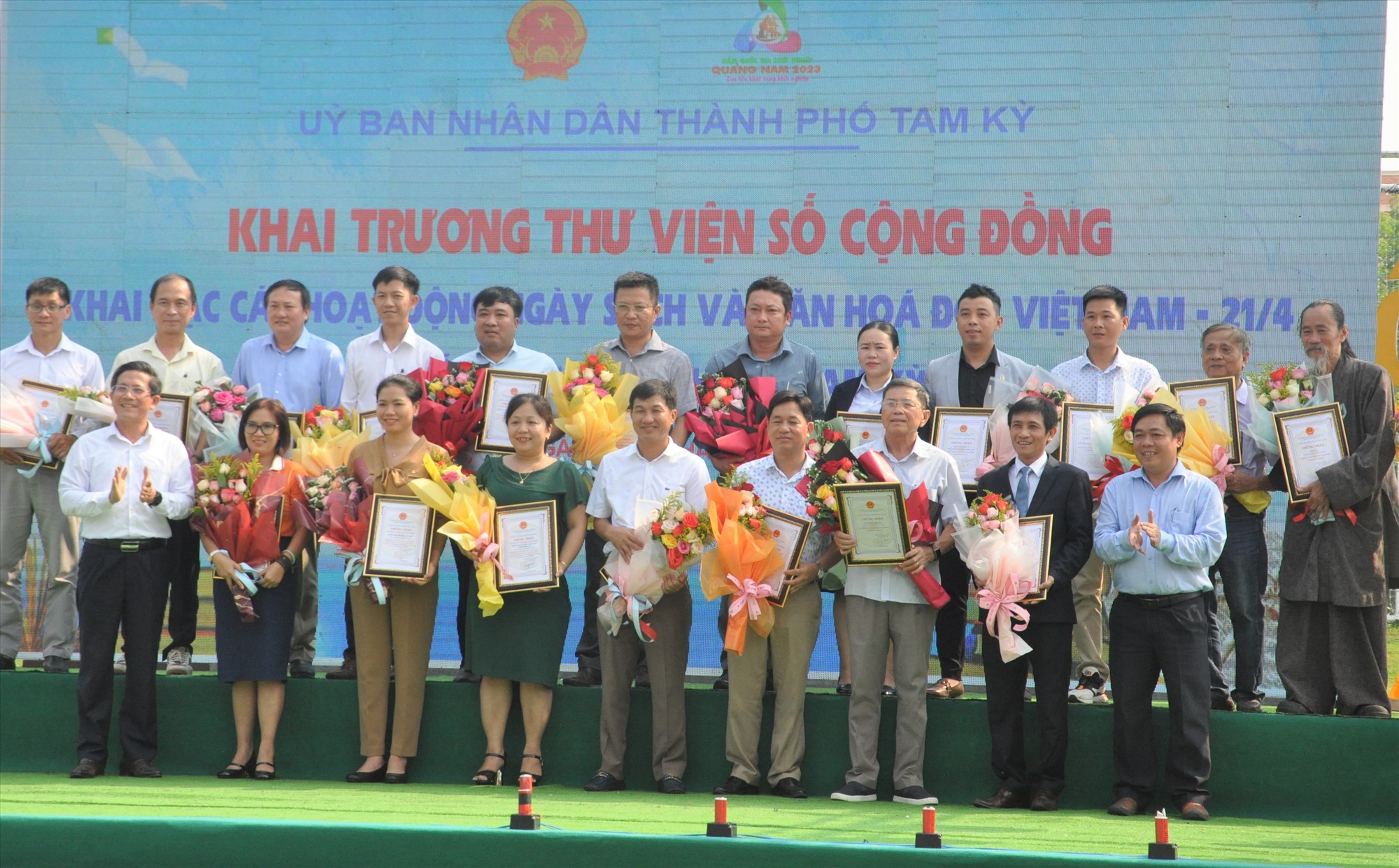 Tam Ky City leaders presented flowers to acknowledge the contributions of individuals and organizations to the library. Photo: X.P