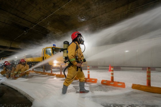 More than 1,279 people participated in a fire drill at the Saigon River Tunnel, photo 17