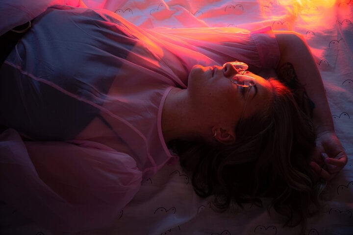 「明晰夢」は、眠っている人が夢を見ていることを認識しており、夢の一部またはすべてを制御できるときに発生します。