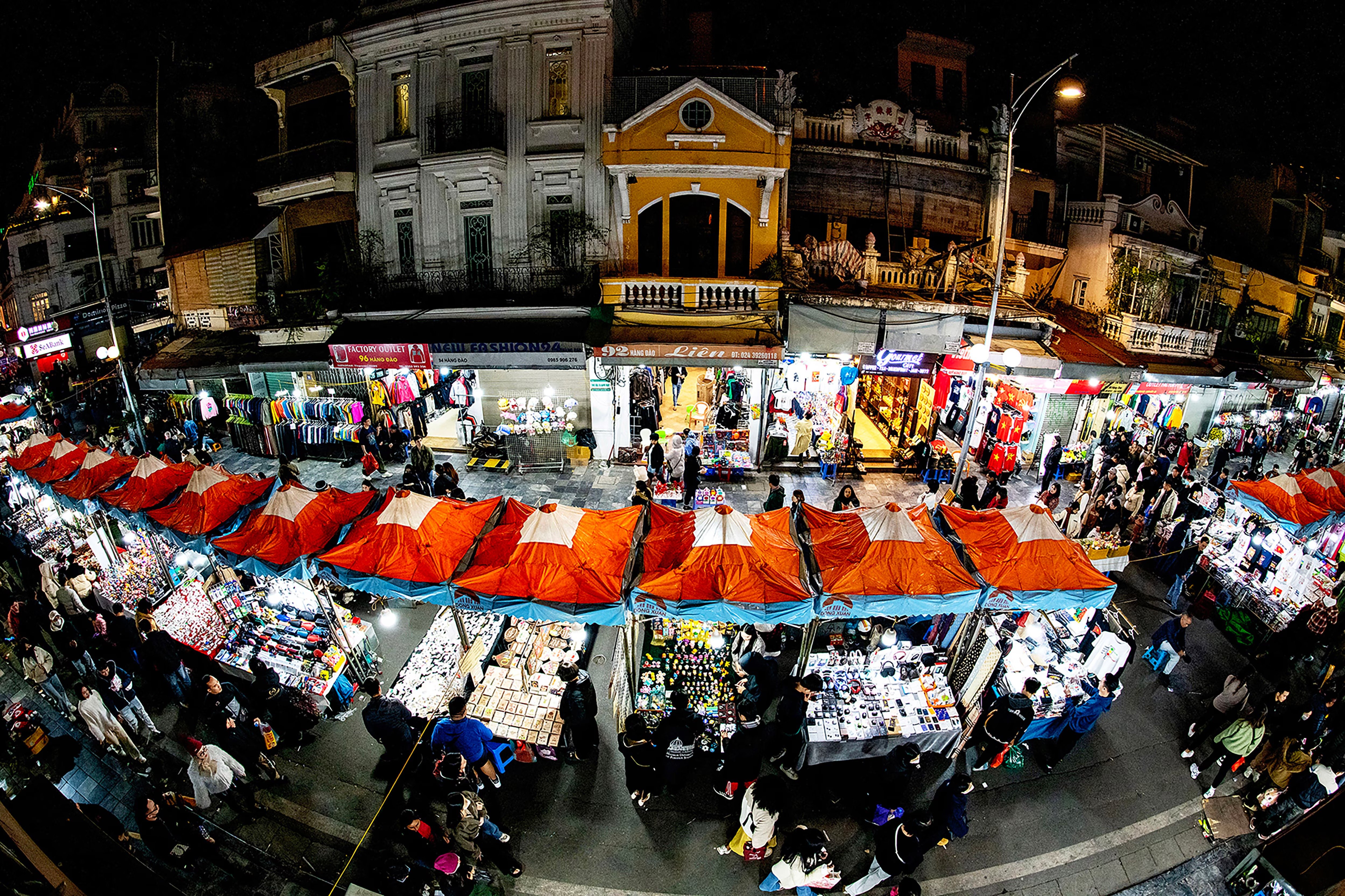 Mercado nocturno del casco antiguo de Hanoi