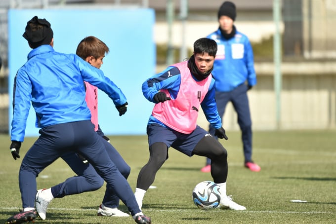 Cong Phuong (numéro 4) lors de l'entraînement du Yokohama FC pour la saison 2023. Photo : HM