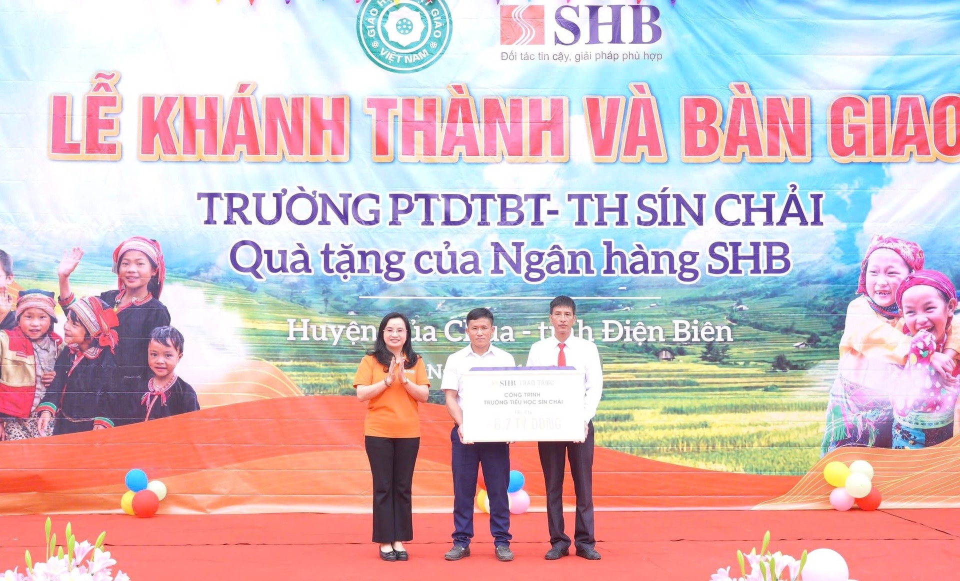 General Director of SHB Ngo Thu Ha, Representative of SHB Bank, Handing Over the School Project in Tua Chua District, Dien Bien Province.jpg