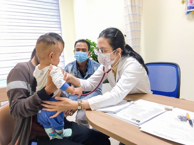 El Dr. Pham Thuc Minh Thuy examinó a la bebé Vi Sal para evaluar su estado de salud antes de la cirugía.