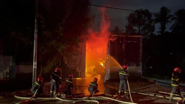 Images of devastation after a large fire at a packaging company in Binh Duong photo 1