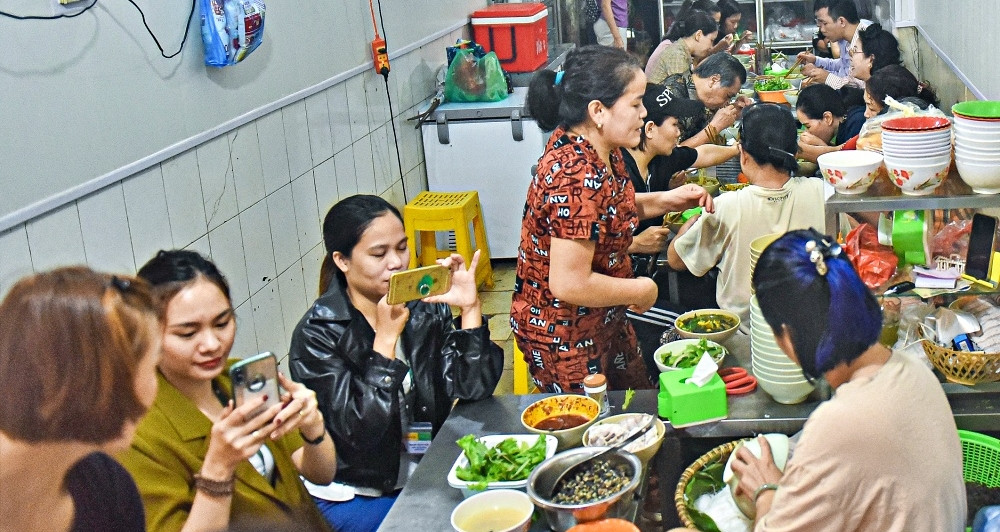 La soupe de nouilles aux escargots de Hanoi a conservé son goût traditionnel depuis 70 ans, le restaurant de 15 m2 est bondé de clients qui attendent de manger.