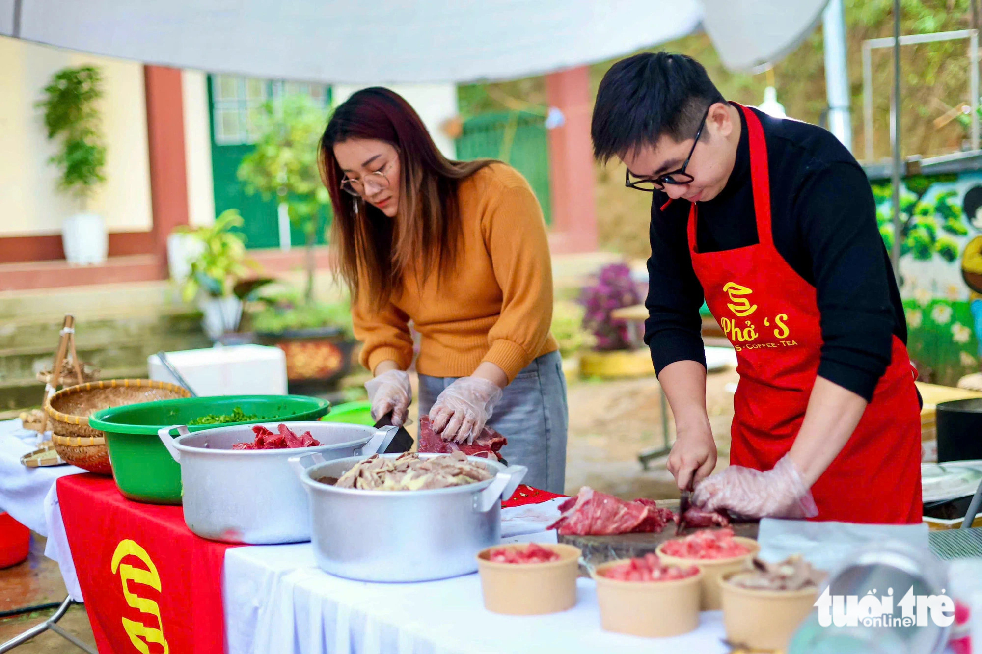 Ngày của phở 12-12: Cả trăm người ăn phở nóng ấm giữa mùa đông vùng cao - Ảnh 10.