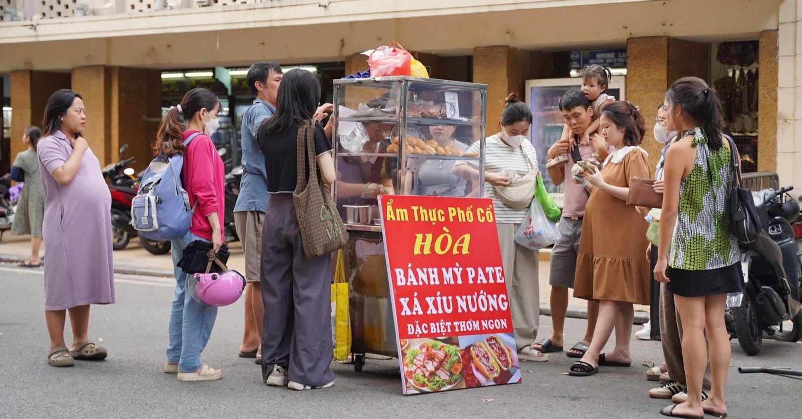 Bánh mì tí hon' ở phố cổ Hà Nội bị chê đắt, khách vẫn đông nườm nượp