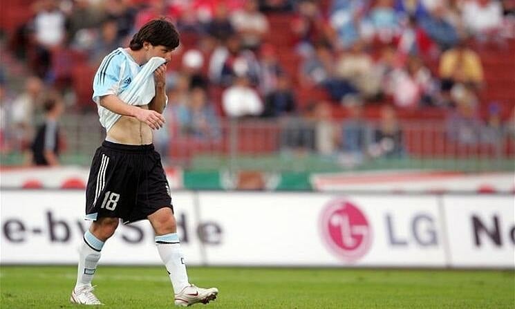 Trận ra mắt của Messi ở đội tuyển Argentina có gì đặc biệt?