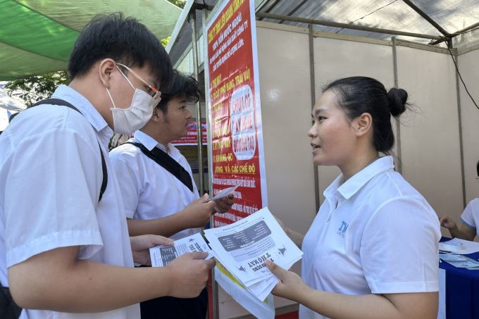 Recruitment staff of Vinh Hung Joint Venture Company Limited consults job seekers on the morning of December 17. Photo: Le Tuyet