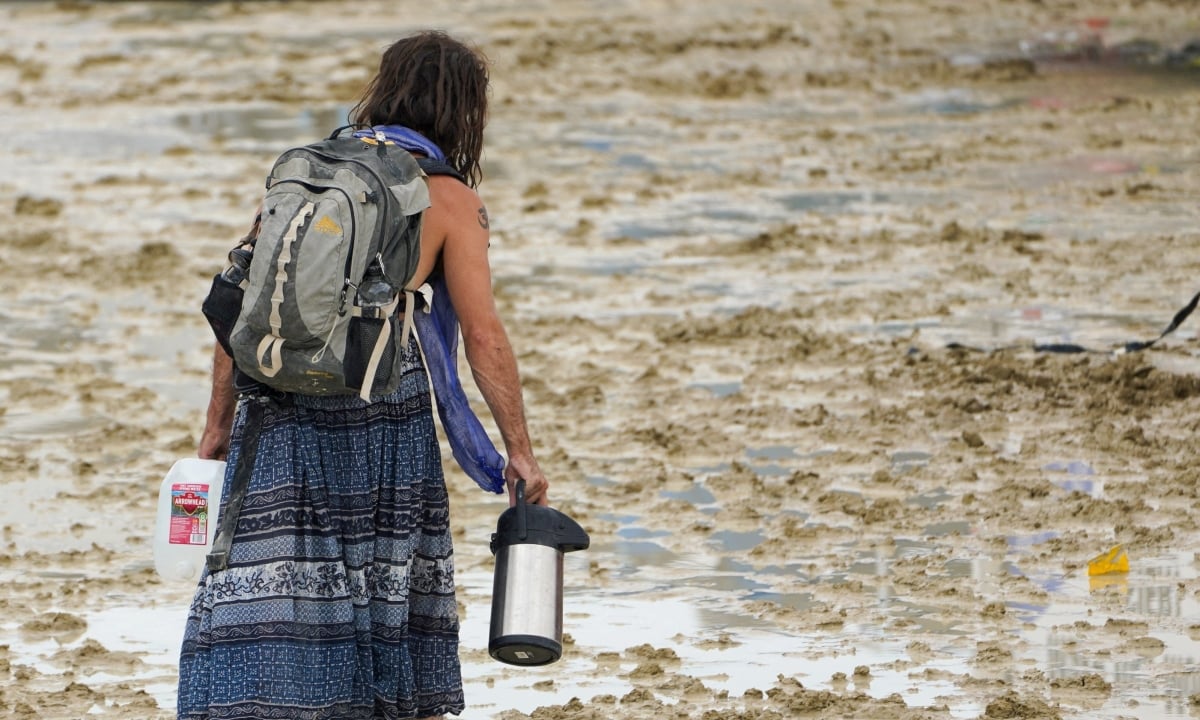 Nach heftigen Regenfällen stranden 70.000 Festivalbesucher in der Wüste der USA