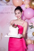 Hoa hậu Đỗ Thị Hà khoe vai trần quyến rũ, Hoa hậu Mai Phương nhan sắc trong veo