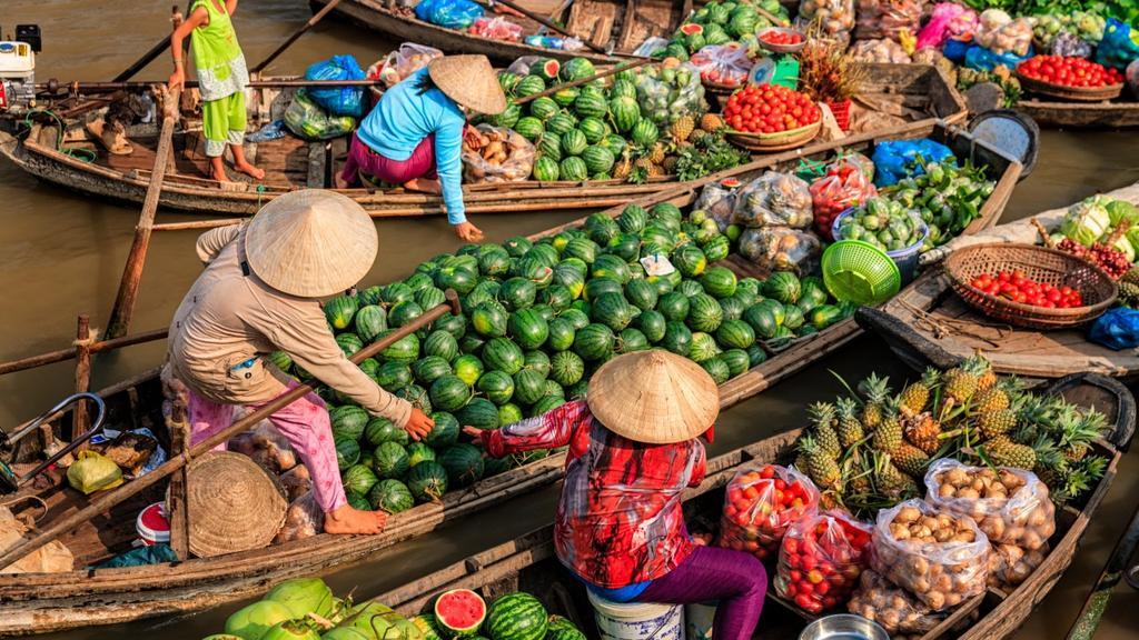 Đi chợ nổi Cái Răng Một trong những chợ nổi lớn nhất miền Tây, Cái Răng chỉ cách trung tâm TP Cần Thơ khoảng 6 km. Đây là nơi người dân buôn bán, trao đổi hàng hóa, nông sản và cũng là điểm đến hấp dẫn du khách quốc tế. Đi thật sớm và du khách sẽ được tận hưởng sư khác biệt và thậm chí là ăn được nhiều món ngon ngay trên thuyền.