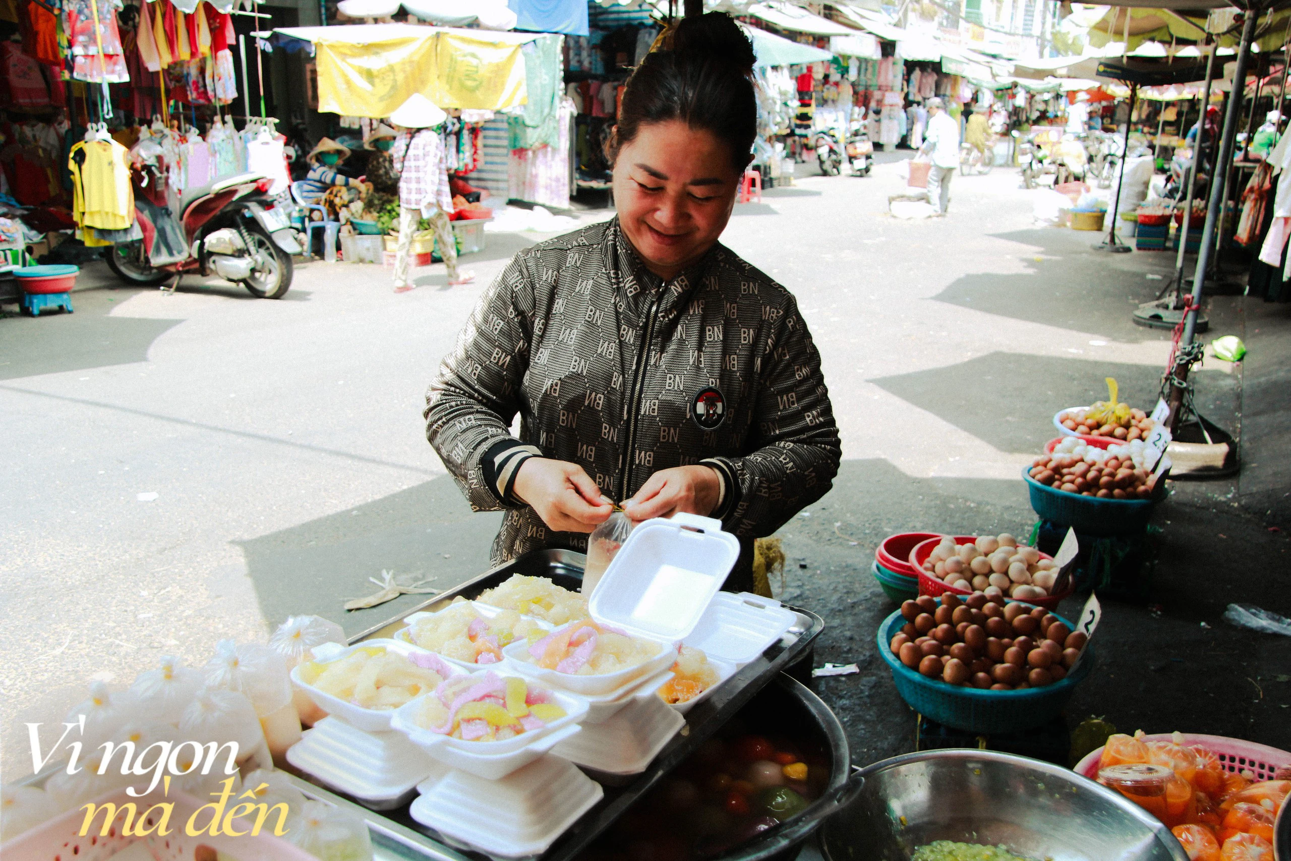 Xe chè miền Tây 20 năm tuổi ở Sài Gòn, nơi bán món "bánh canh chè" hiếm có khó tìm! - Ảnh 1.