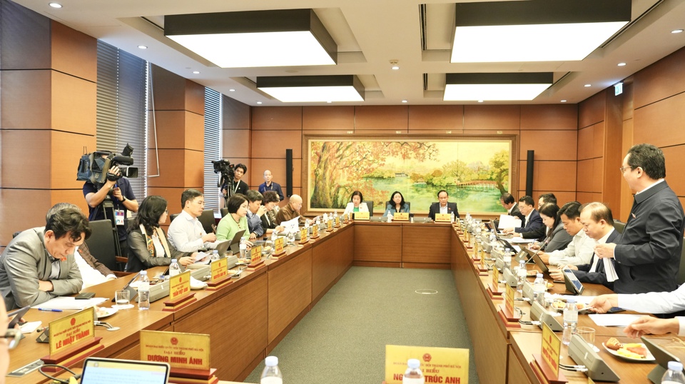 Les délégués de la délégation de l’Assemblée nationale de Hanoi ont participé à une discussion de groupe. Photo : Hong Thai