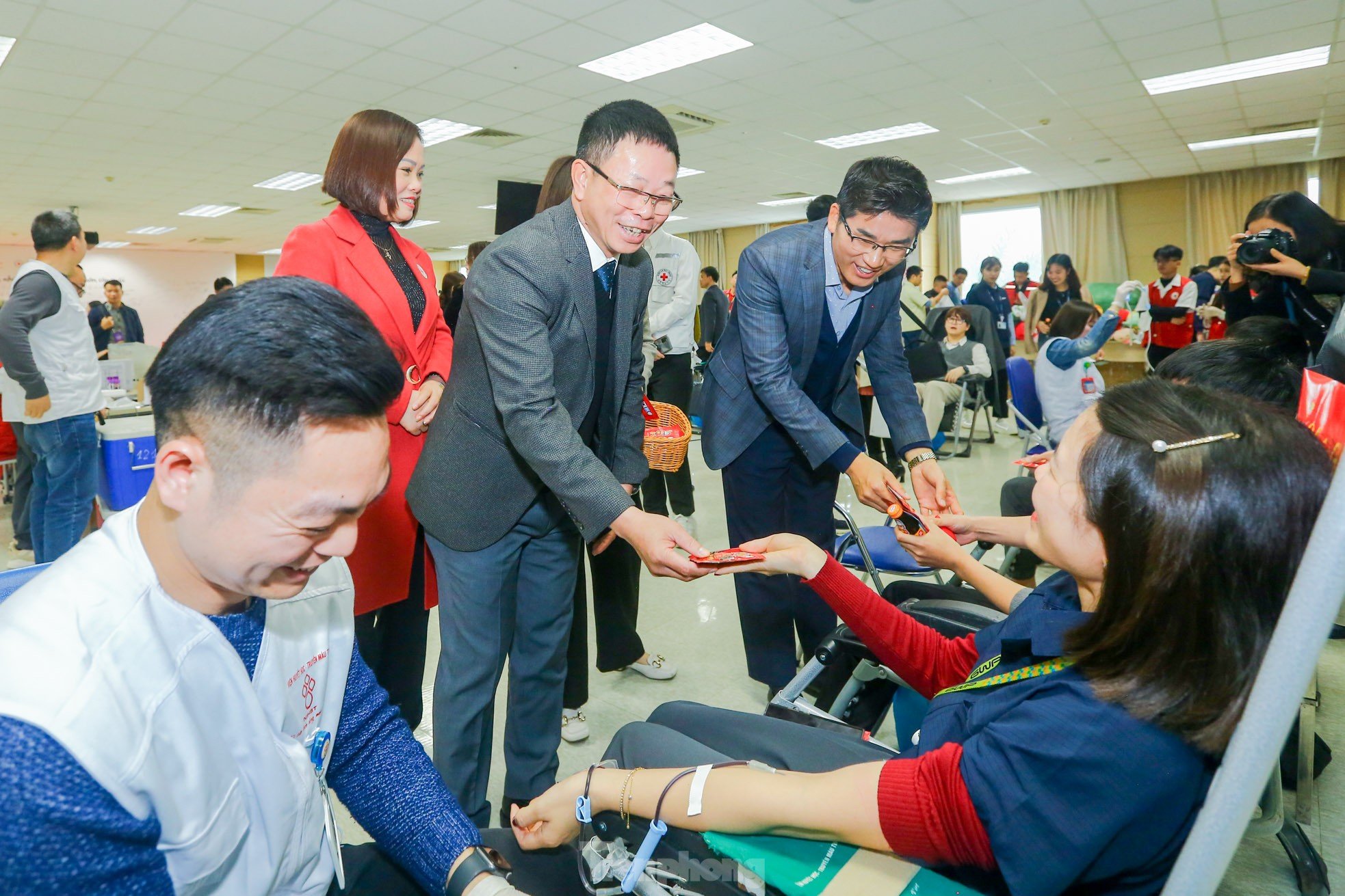 Führungskräfte und Mitarbeiter von Samsung Thai Nguyen spenden Blut am Red Sunday 2024 Foto 18