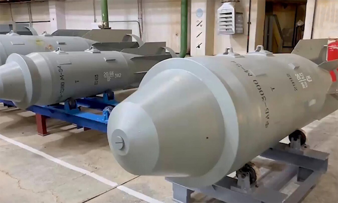 Une bombe FAB-3000 de trois tonnes dans une usine d'armement russe. Photo : Ministère russe de la Défense