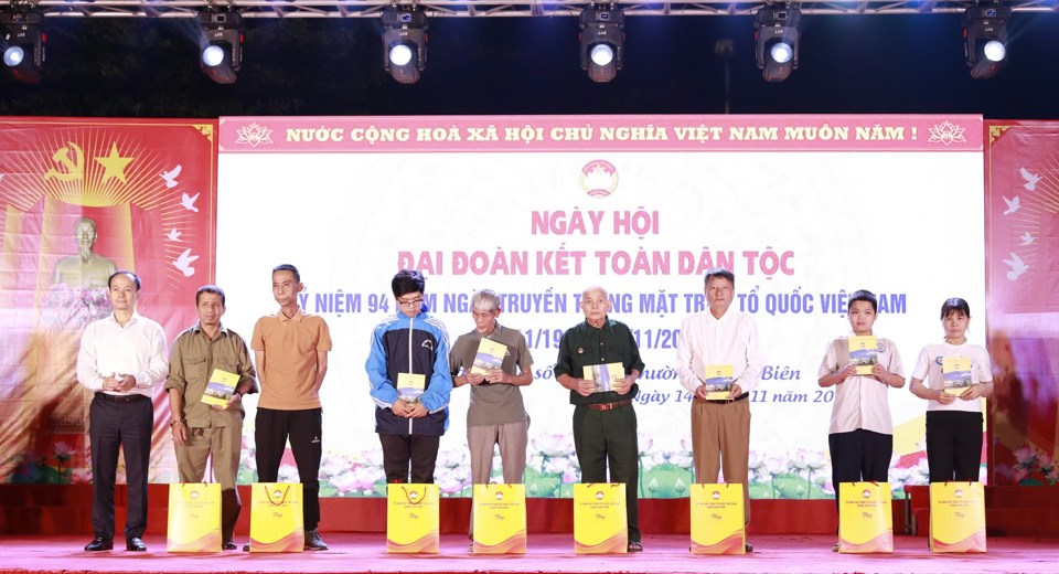 Lãnh đạo quận Long Biên trao tặng quà và biểu dương các gia đình văn hóa tiêu biểu năm 2024 của liên tổ dân phố 5, 6, 7, 8 phường Giang Biên.