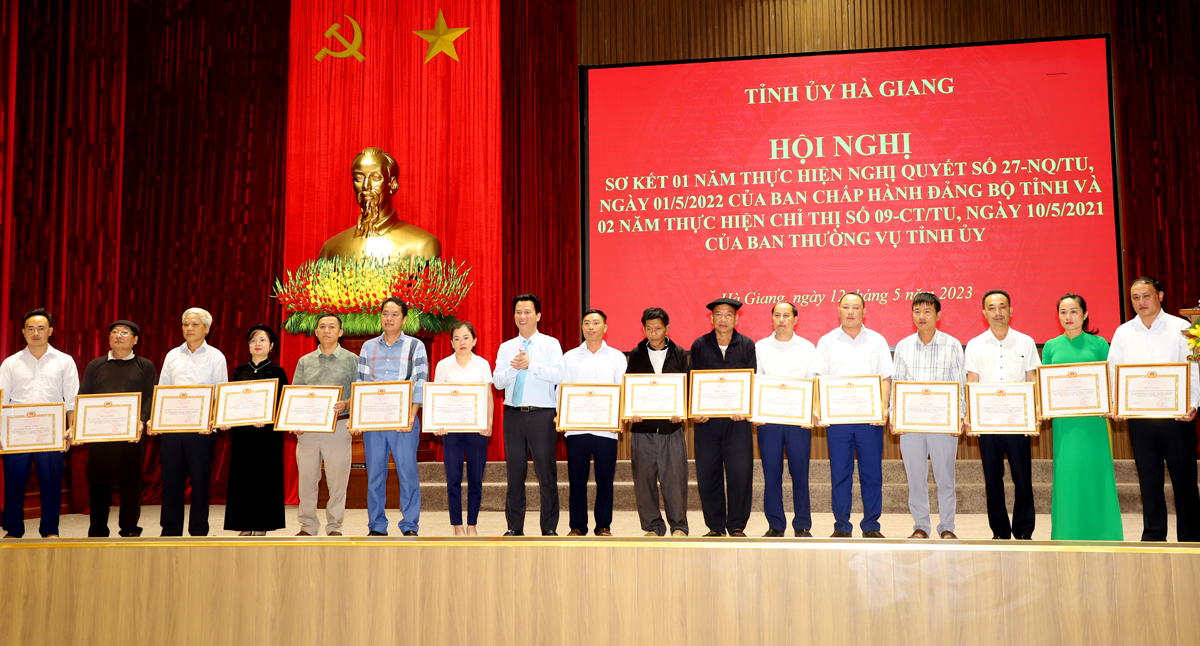 Bí thư Tỉnh ủy Đặng Quốc Khánh tặng Bằng khen của Tỉnh ủy cho các tập thể có thành tích xuất sắc.
