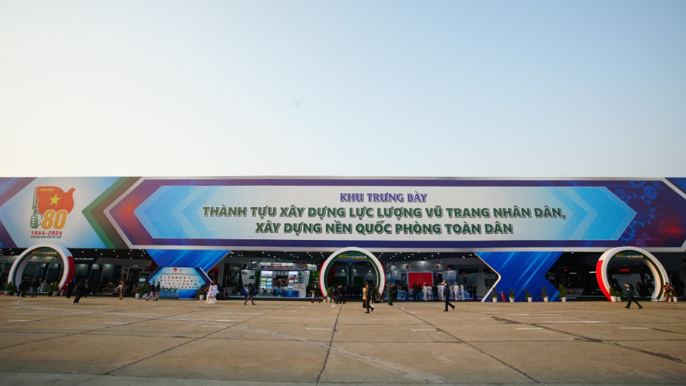 Panorama of the exhibition area of ​​achievements in building the People's Armed Forces and building a national defense. Photo: Hai Nguyen