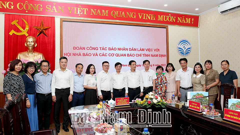 Comrade Le Quoc Minh, member of the Party Central Committee, Editor-in-Chief of Nhan Dan Newspaper, Deputy Head of the Central Propaganda Department, President of the Vietnam Journalists Association took a souvenir photo with the Executive Committee of the Provincial Journalists Association and leaders of press agencies of Nam Dinh province. Photo: Hoang Tuan Dt4