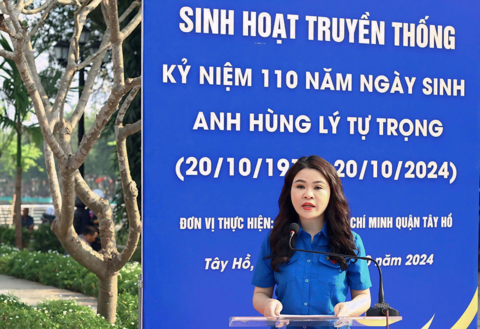 Le secrétaire de l'Union de la jeunesse de Hanoi, Chu Hong Minh, prend la parole lors du programme