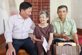 Visita y entrega de obsequios a familias de los distritos de Vinh Linh y Cam Lo