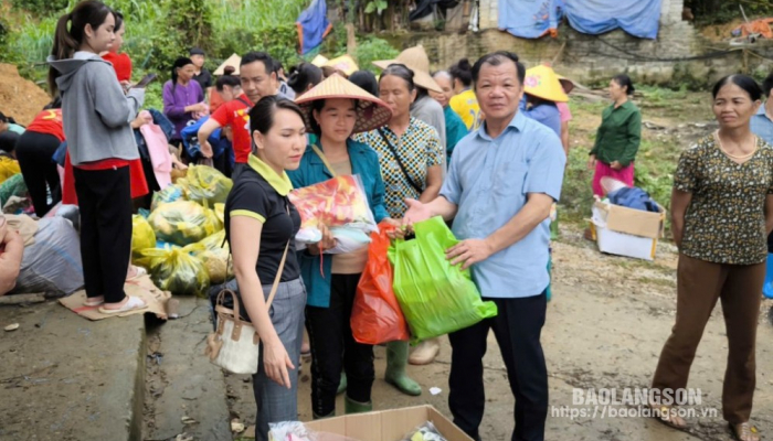 Hội Nhà báo tỉnh Lạng Sơn tổ chức thăm, tặng quà, động viên người dân bị thiệt hại do mưa bão