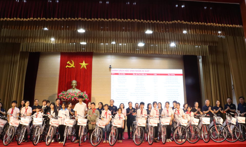 Donó 66 bicicletas a estudiantes de bajos recursos que superan dificultades