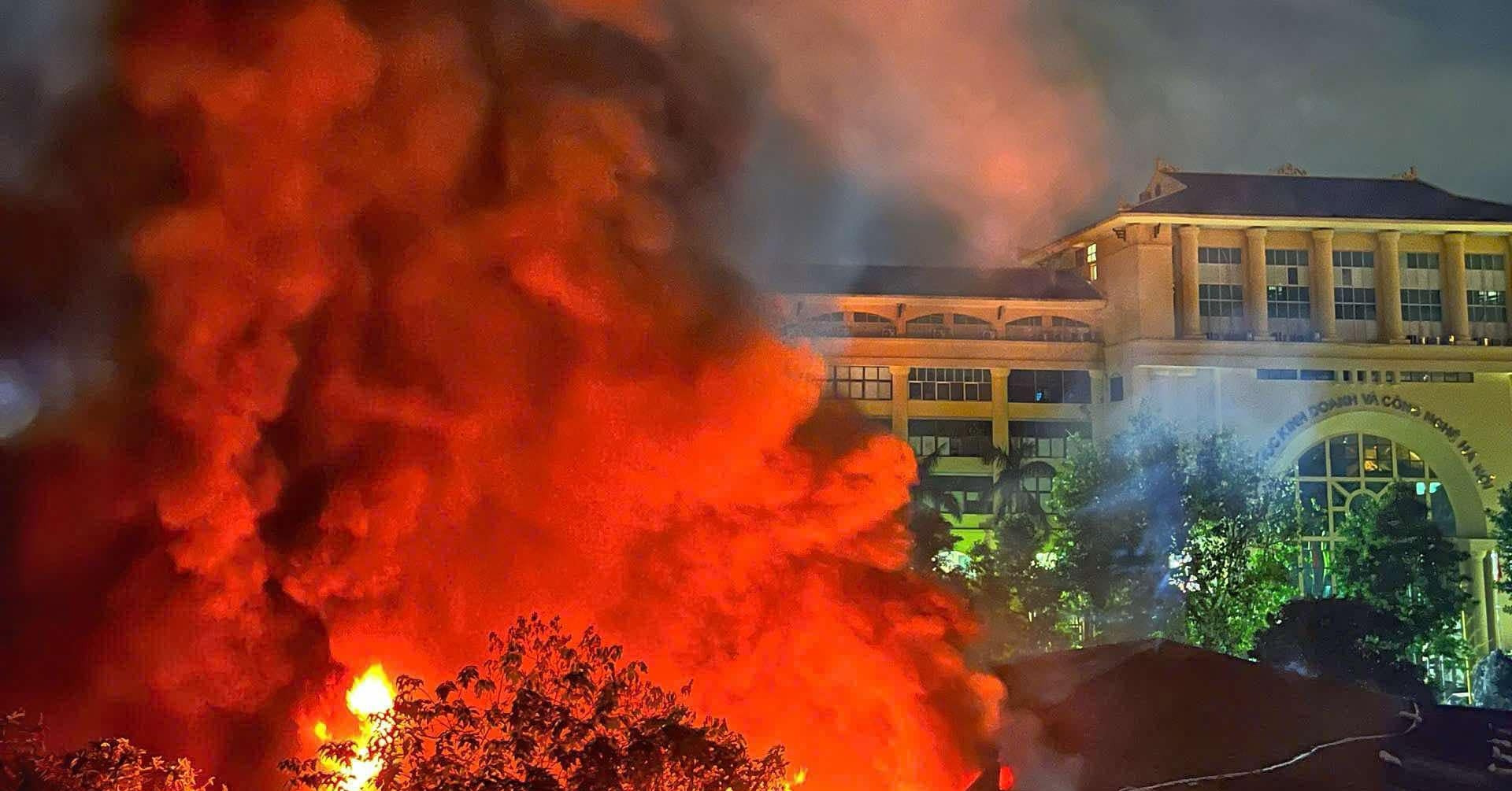 Feuer wütet in Fabrik in Hanoi