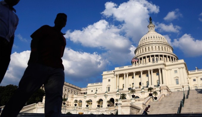 観光客がワシントンの米国議会議事堂の前を歩いている。写真：ロイター