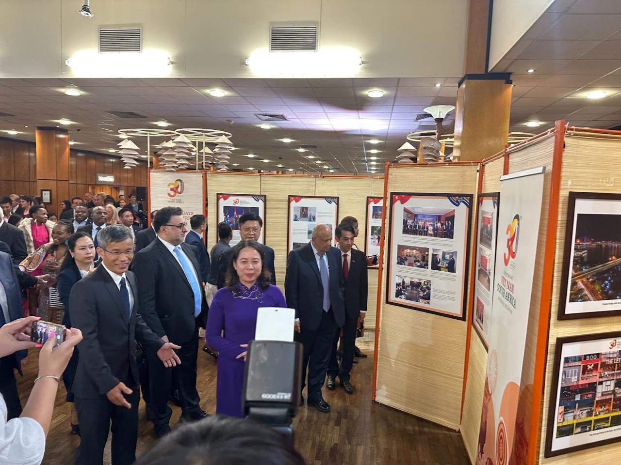 Mr. Hoang Huu Anh - Deputy Director of the Department of Cultural Diplomacy and UNESCO introduced the photo exhibition marking the 30th anniversary of establishing diplomatic relations between Vietnam and South Africa to distinguished guests (Photo: MarknB)