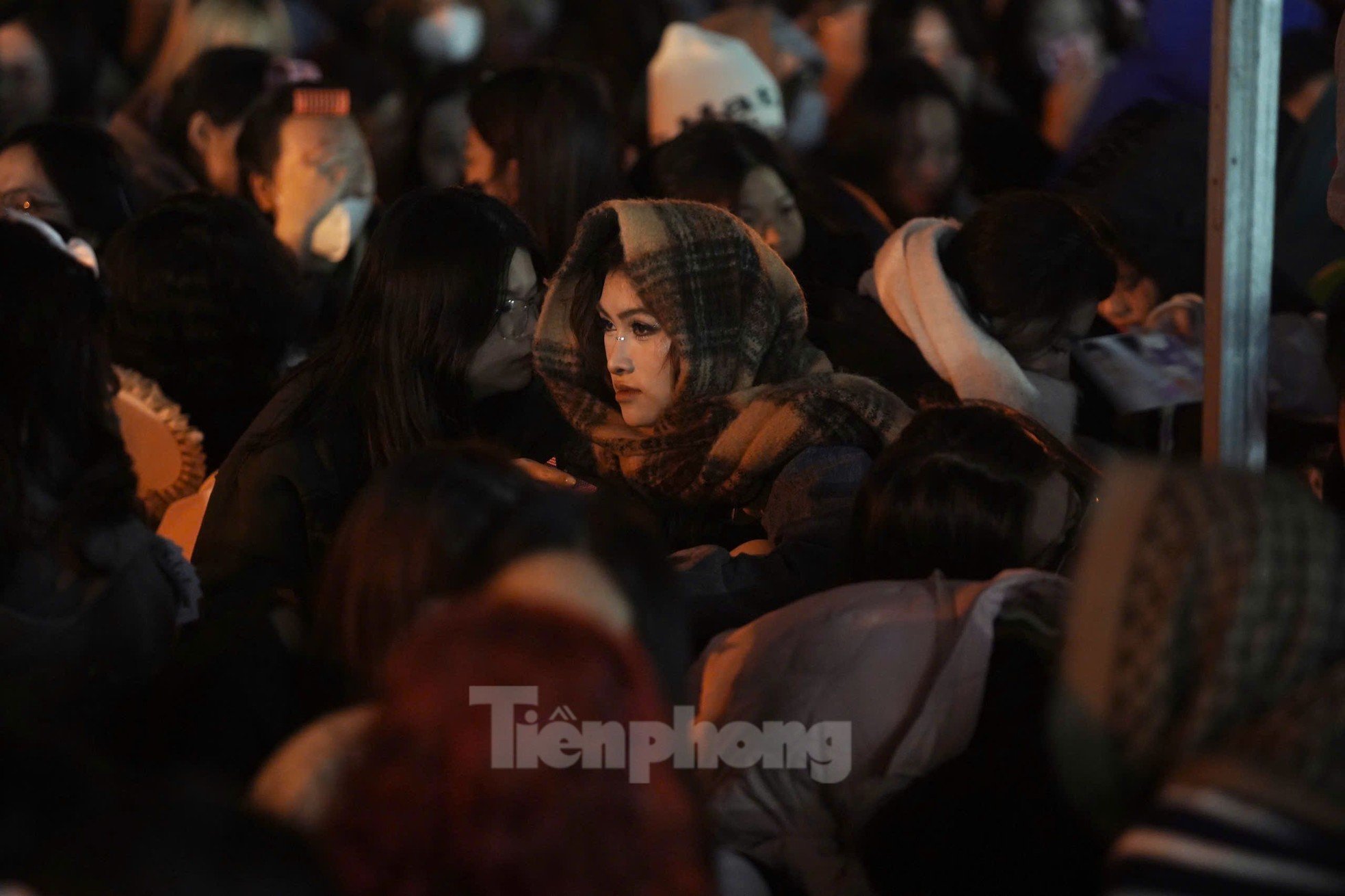 Largas filas de espectadores cubiertos con bufandas, sentados y durmiendo justo frente al Estadio My Dinh foto 20