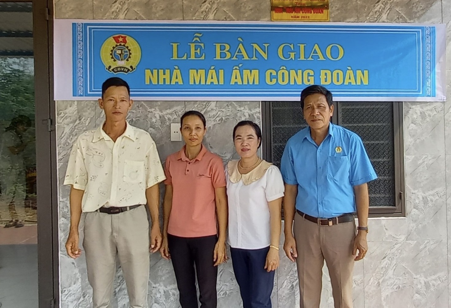 Bàn giao nhà “mái ấm công đoàn” cho đoàn viên công đoàn có hoàn cảnh khăn. Ảnh THÔNG - PHƯƠNG