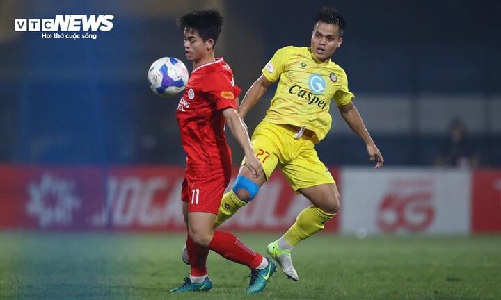 Thanh Hoa Club (yellow shirt) continues to top the rankings.