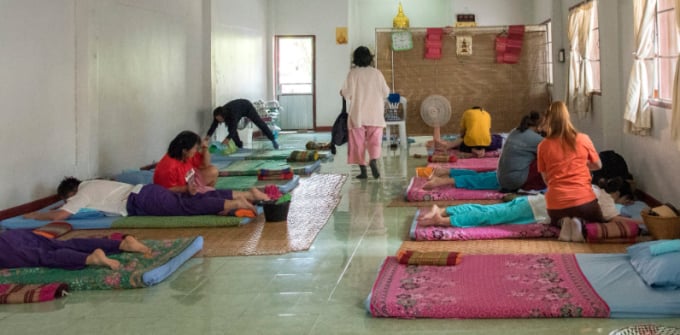 Các nhân viên đang massage cho khách tại chùa Wat Pan Whaen tại Chiang Mai. Ảnh: SCMP